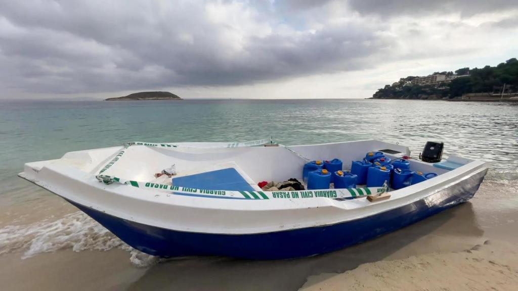 Migrantes cruzan el Mediterráneo en embarcaciones precarias.