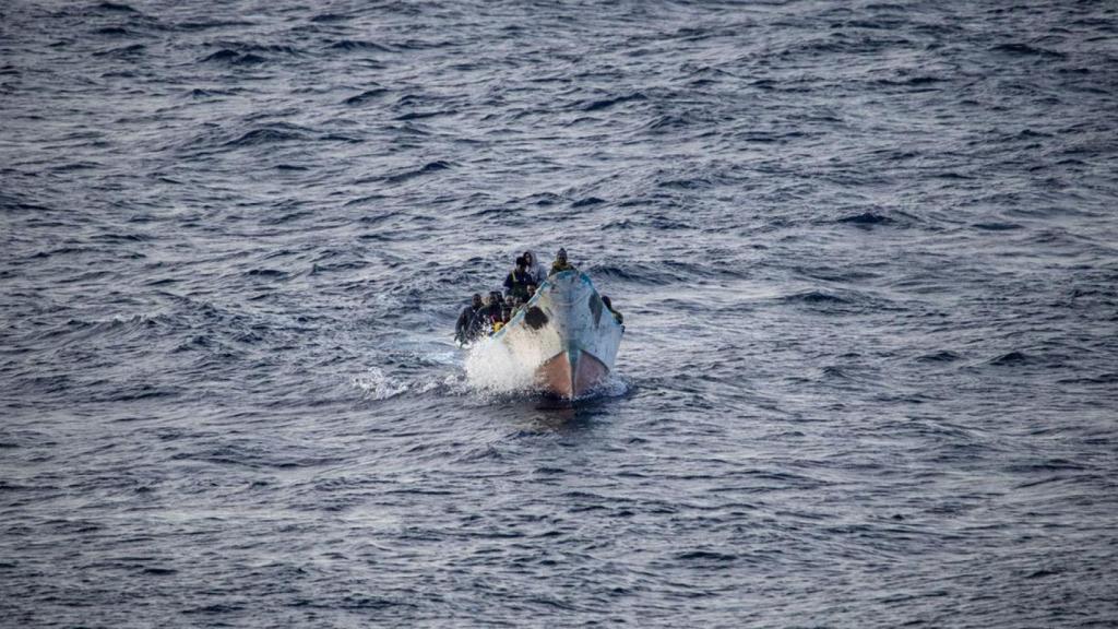 Muchos migrantes arriesgan sus vidas cruzando el Mediterráneo.