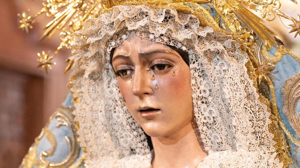 En imágenes, cientos de sevillanos exigen dimisiones por la restauración fallida de la Macarena