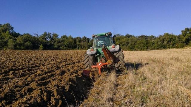 Imagen de archivo de un tractor en el campo.