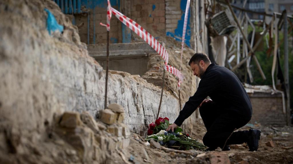 Volodímir Zelenski visita un edificio bombardeado por Rusia en Kiev donde se registraron varias víctimas mortales.