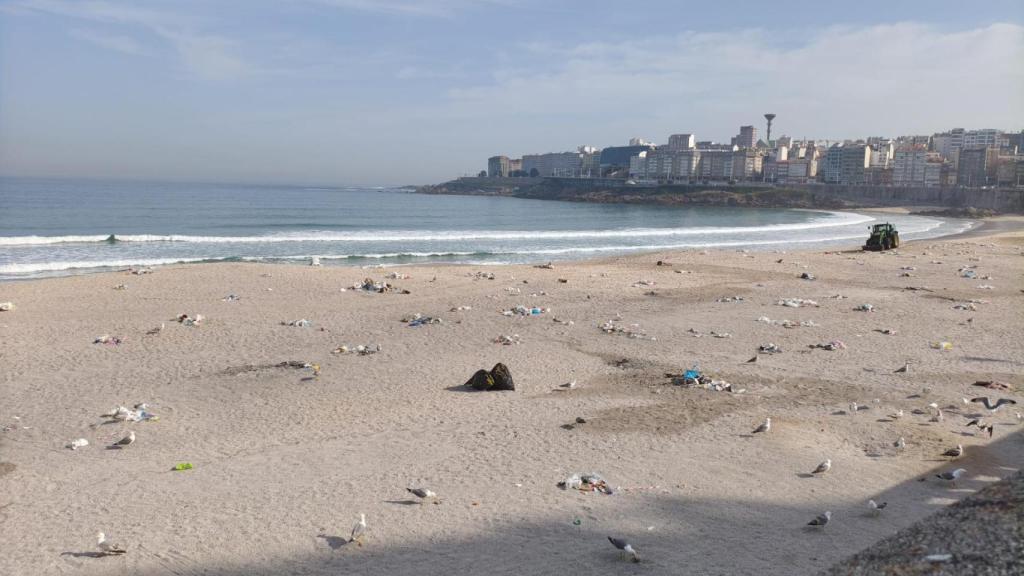 Resaca de San Juan en A Coruña: sin incidencias graves, pero con mucha basura y cansancio