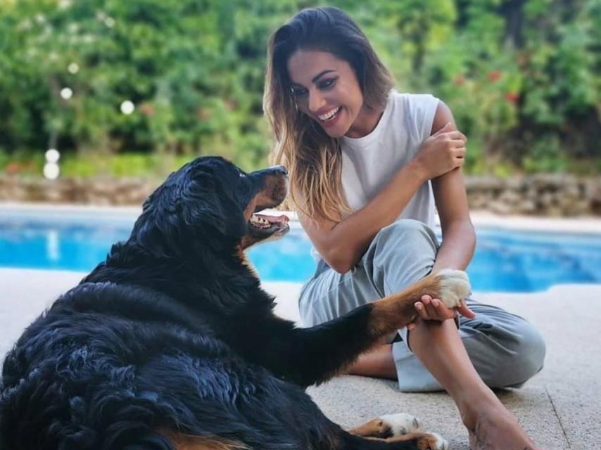 Lara Álvarez y su perro.