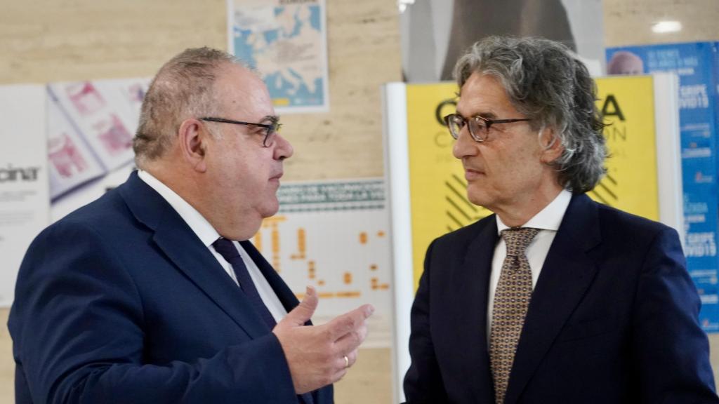 El consejero de Sanidad, Alejandro Vázquez, y el fiscal superior de Castilla y León, Santiago Mena, este martes