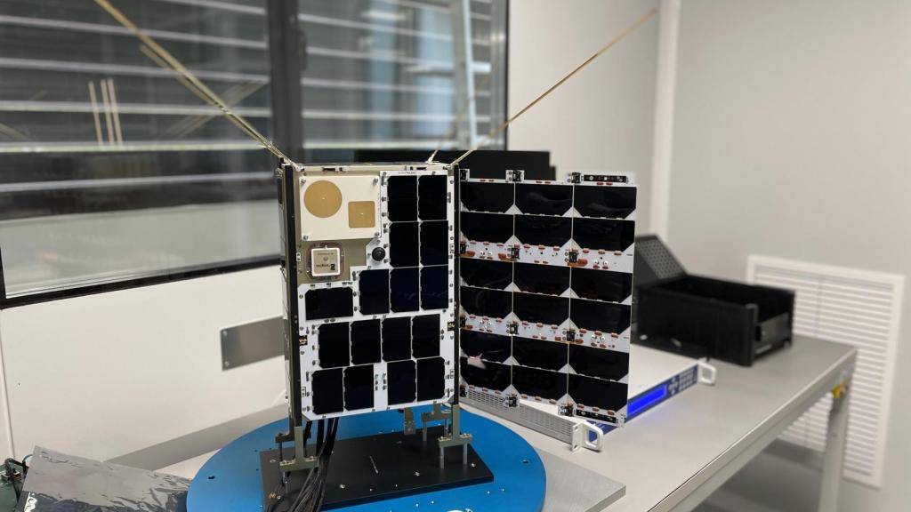 Satélite gallego SATMAR en la sala blanca