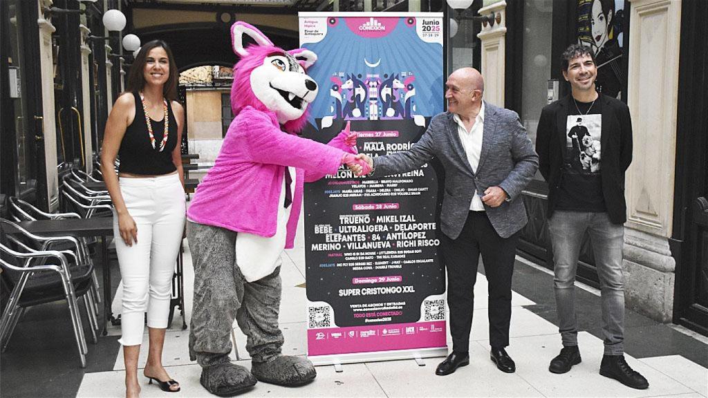 El alcalde de Valladolid, Jesús Julio Carnero, se saluda con la mascota del Conexión Valladolid acompañado por Blanca Jiménez y Álvaro Vidal