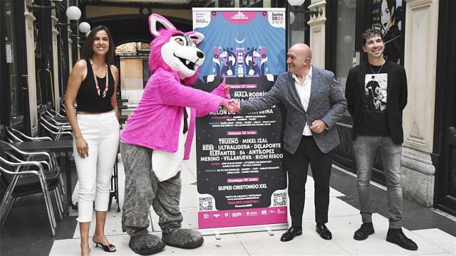 El alcalde de Valladolid, Jesús Julio Carnero, se saluda con la mascota del Conexión Valladolid acompañado por Blanca Jiménez y Álvaro Vidal