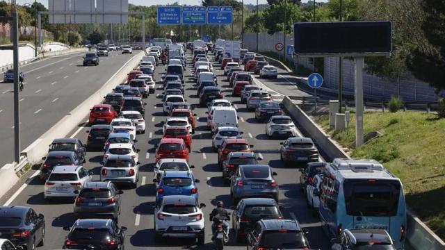 Retenciones de tráfico en la M-30 de Madrid.