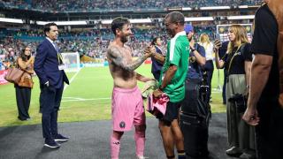 Messi regala una camiseta a Djalminha en el Mundialito de Clubes