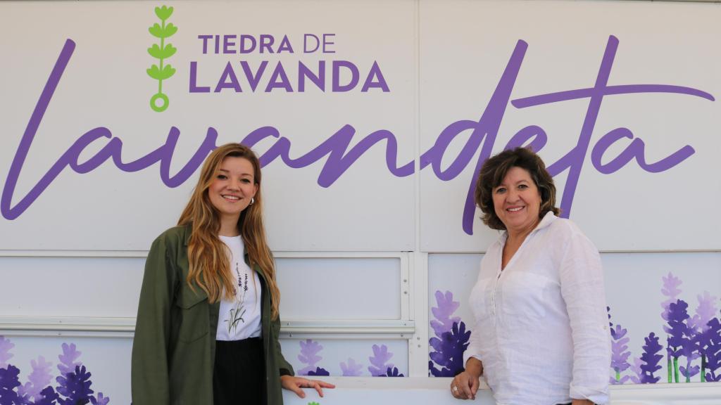 María Ruiz junto a su hija, Sofía Fonseca, frente a su pequeña 'lavandeta'.