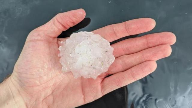 Un bloque de granizo de gran tamaño