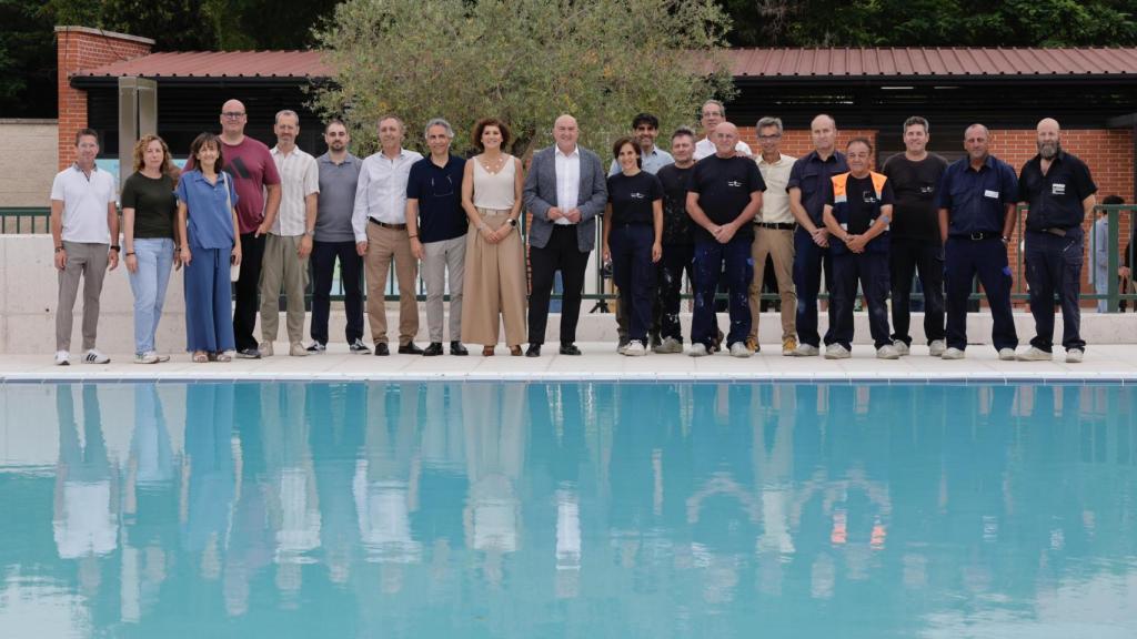 Foto de familia de la reapertura de la piscina de Riosol en Valladolid.