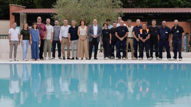 Foto de familia de la reapertura de la piscina de Riosol en Valladolid.