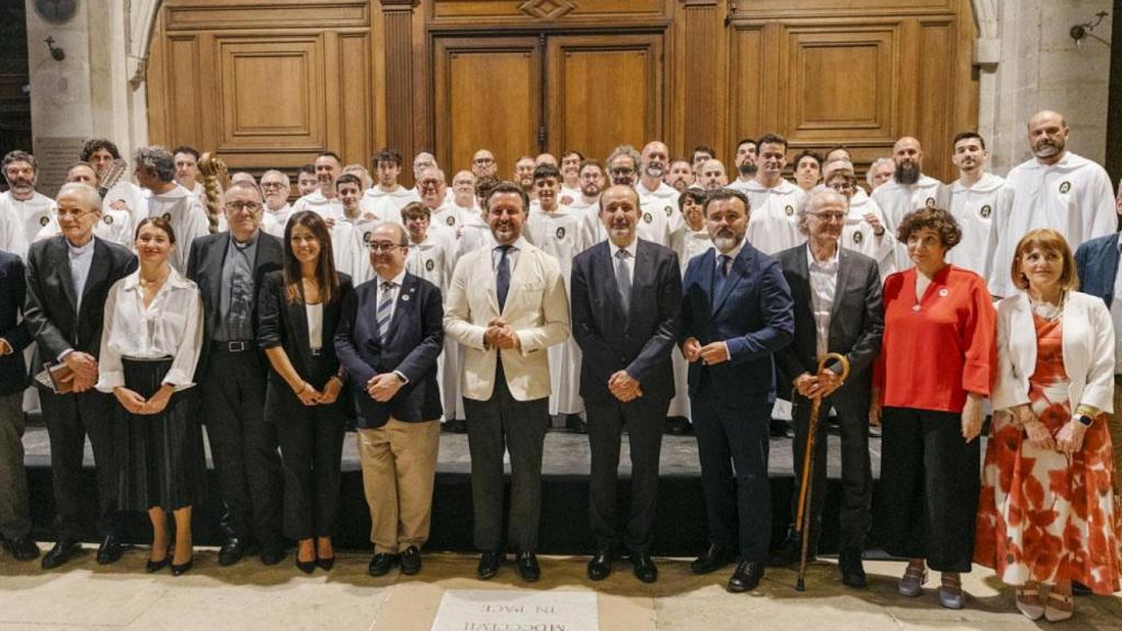 La foto de familia en la visita a París del Misteri d'Elx.