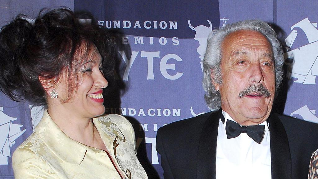 PiPilar Alonso, la viuda de Manolo Zarzo, junto al célebre actor en un evento público, en 2007.