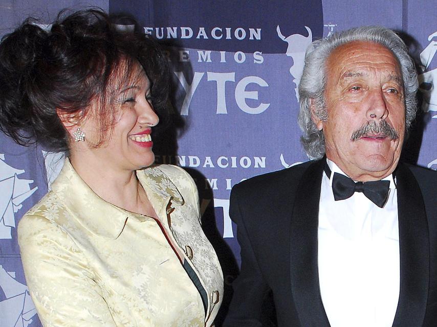Pilar Alonso, la viuda de Manolo Zarzo, junto al célebre actor en un evento público, en 2007.
