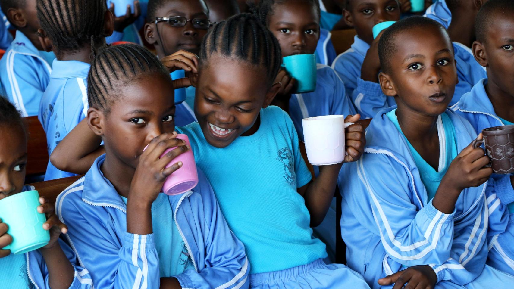 Grupo de niños keniatas dentro del proyecto de Manos Unidas.