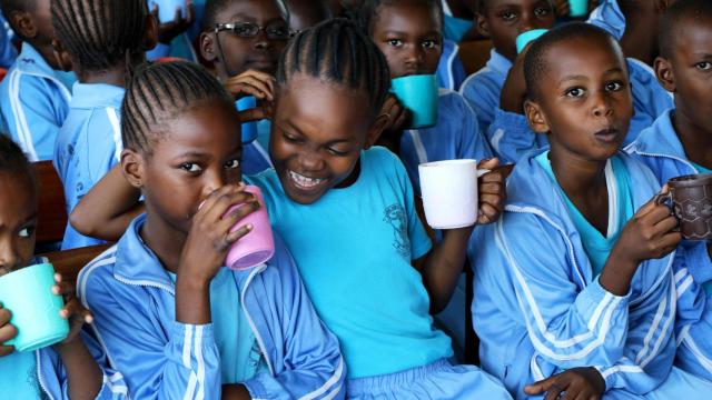 Grupo de niños keniatas dentro del proyecto de Manos Unidas.