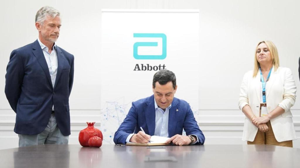 Juanma Moreno junto al presidente de Abbott, Luis García, y la alcaldesa de Granada, Marifrán Carazo