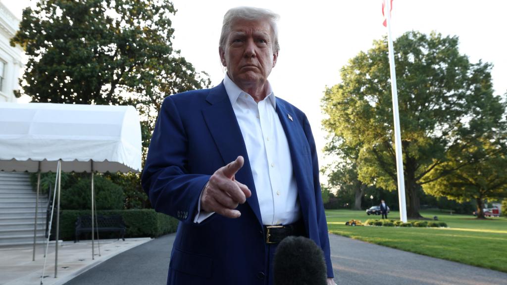 Trump se dirige a los periodistas en la Casa Blanca este martes.