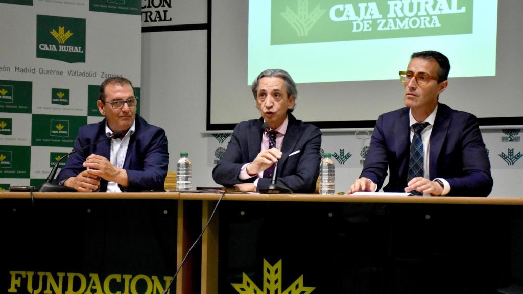 El director de Comunicación de Caja Rural de Zamora, Narciso Prieto; el director del Servicio de Estudios del Ecova, Juan Carlos de Margarida; y el delegado en Zamora, Raúl Zurrón