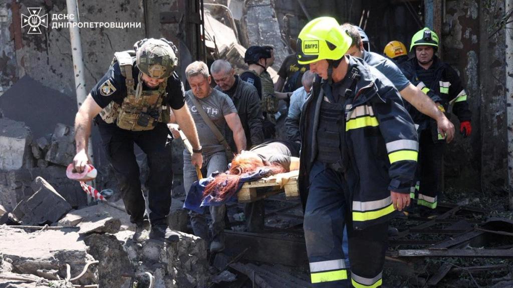 Los servicios de emergencia ucranianos atienden a una víctima del bombardeo.