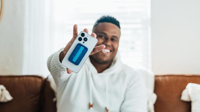 Akeem Shannon, creador del accesorio adhesivo