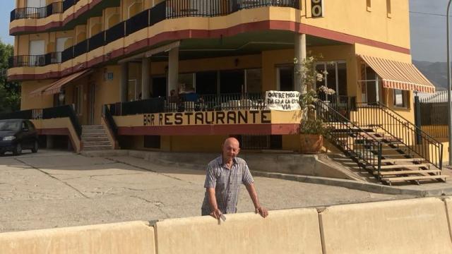 Antonio Gálvez, en la puerta de su hotel, desde el que hay que conducir 2 kilómetros teniendo la playa a 500 metros.