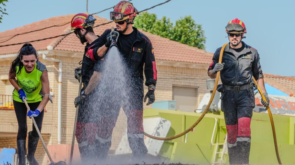 Los operarios de la UME, en una de las localidades aragonesas afectadas.