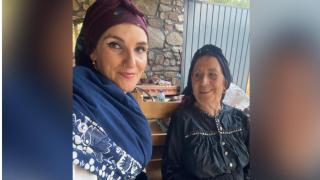 Rozalén en Peñaparda (Salamanca) junto a una vecina del municipio