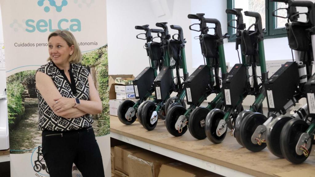 La consejera de Familia e Igualdad de Oportunidades, Isabel Blanco, viendo los andadores durante la presentación en La Aldehuela