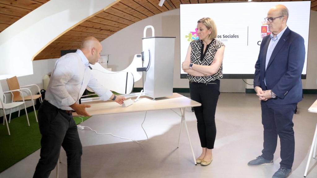 La consejera de Familia e Igualdad de Oportunidades, Isabel Blanco; y el delegado territorial de la Junta, Fernando Prada, durante la presentación en La Aldehuela