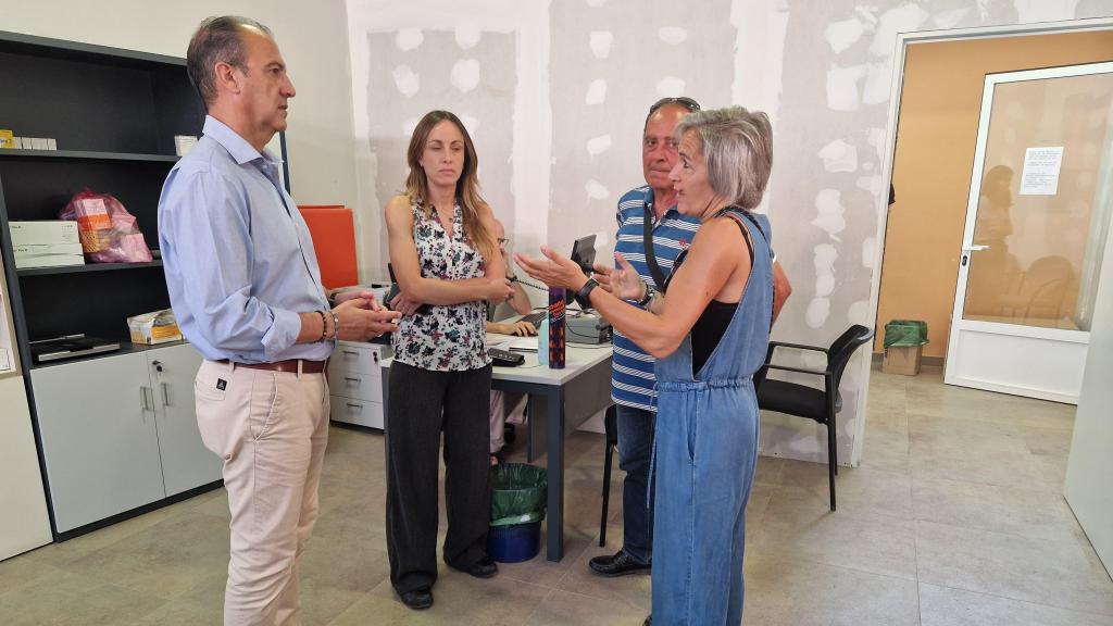Visita del consejero de Sanidad al centro de salud provisional de Azuara