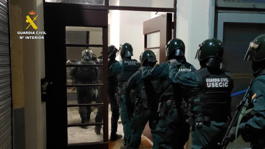 Los agentes de Usecic entrando a una de las viviendas