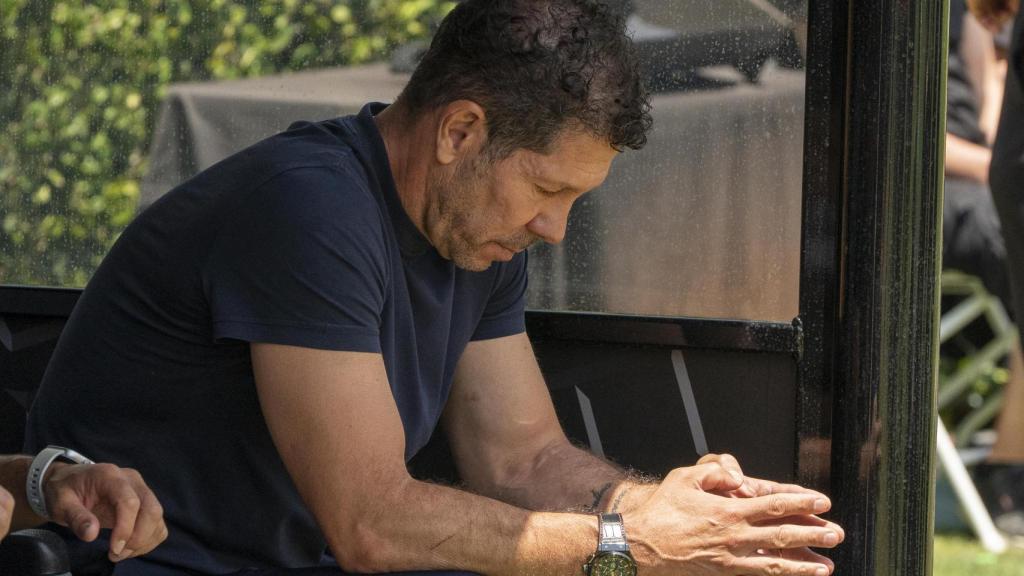 Simeone, cabizbajo en el banquillo durante el partido ante el Botafogo.