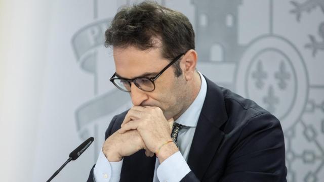 El ministro de Economía, Comercio y Empresa, Carlos Cuerpo, durante una rueda de prensa posterior a la reunión del Consejo de Ministros, en el Palacio de La Moncloa, a 24 de junio de 2025, en Madrid (España).