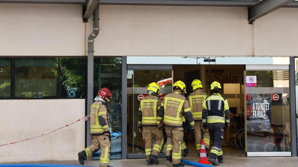 Imagen del incendio de este lunes en La Fe. EFE/Ana Escobar