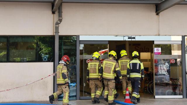 Imagen del incendio de este lunes en La Fe. EFE/Ana Escobar
