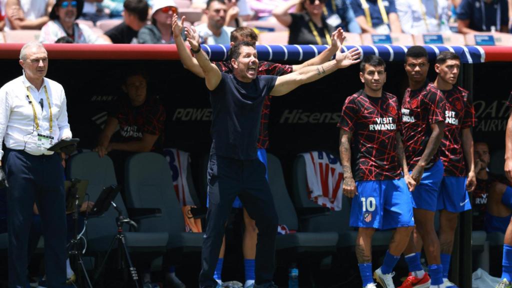 Simeone da instrucciones a sus jugadores durante el partido ante Botafogo.