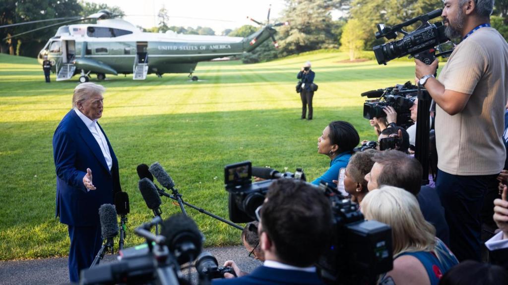 El presidente de EEUU, Donald Trump, antes de subirse al Air Force One para viajar a la cumbre de la OTAN en La Haya.