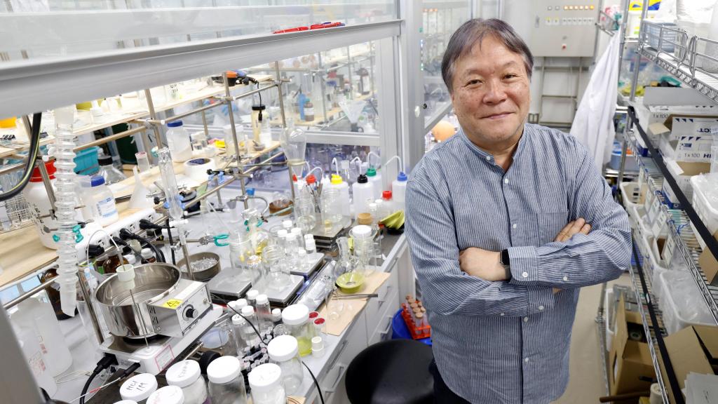 Takuzo Aida, líder del proyecto, asegura que este material combina resistencia con una rápida descomposición en contacto con la sal.