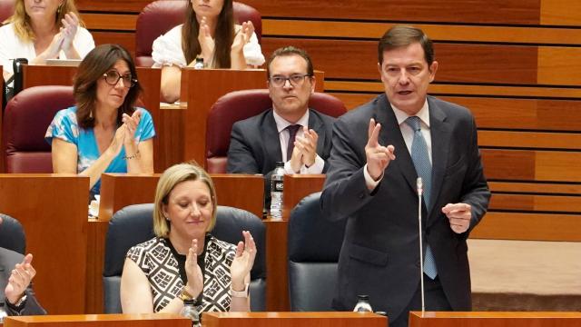 El presidente de la Junta, Alfonso Fernández Mañueco, durante una intervención en el pleno de las Cortes de este martes
