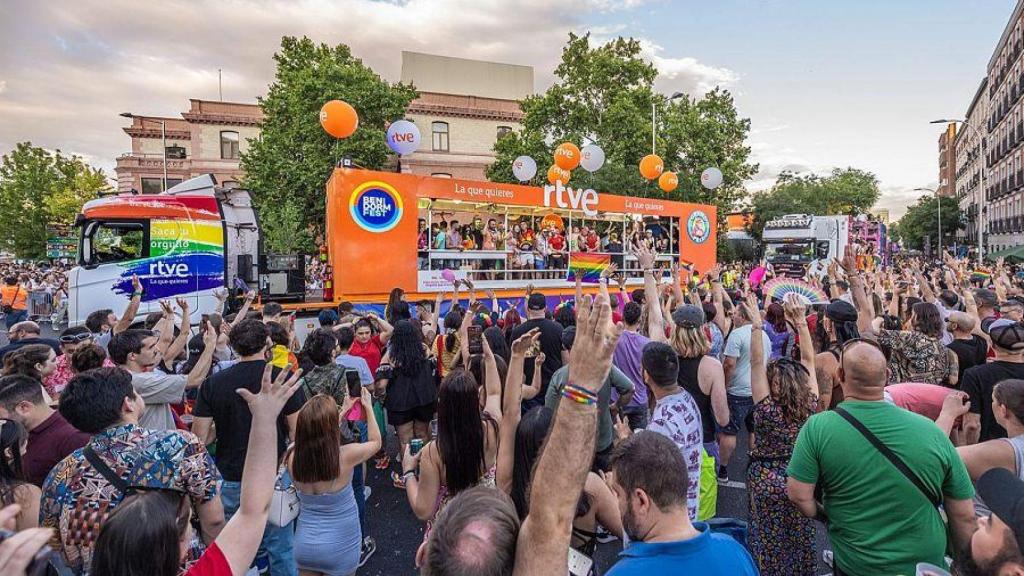 Manifestación del Orgullo 2024, con la carroza de RTVE.