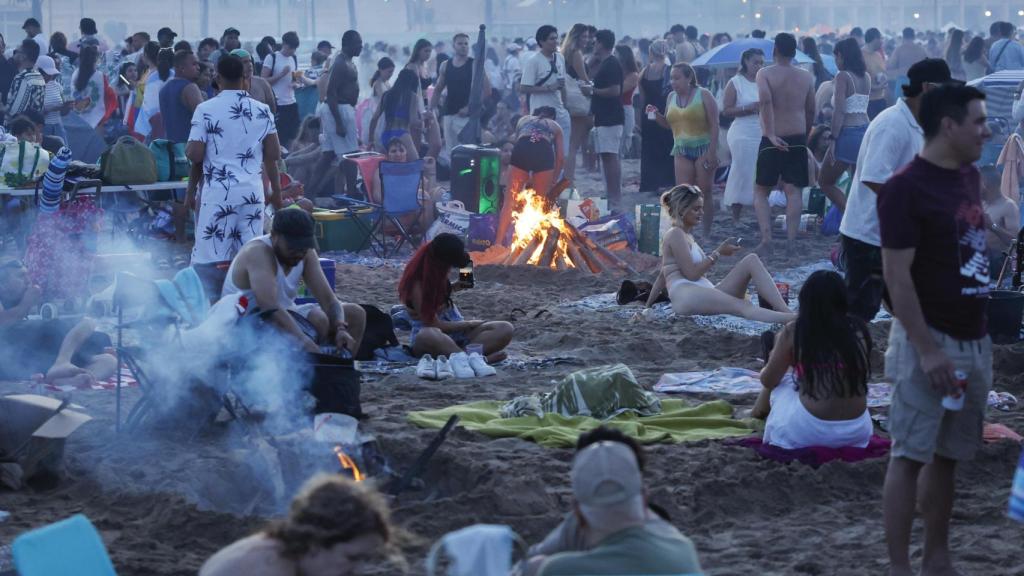 Dispositivo de limpieza en las playas de Valencia por San Juan. EE