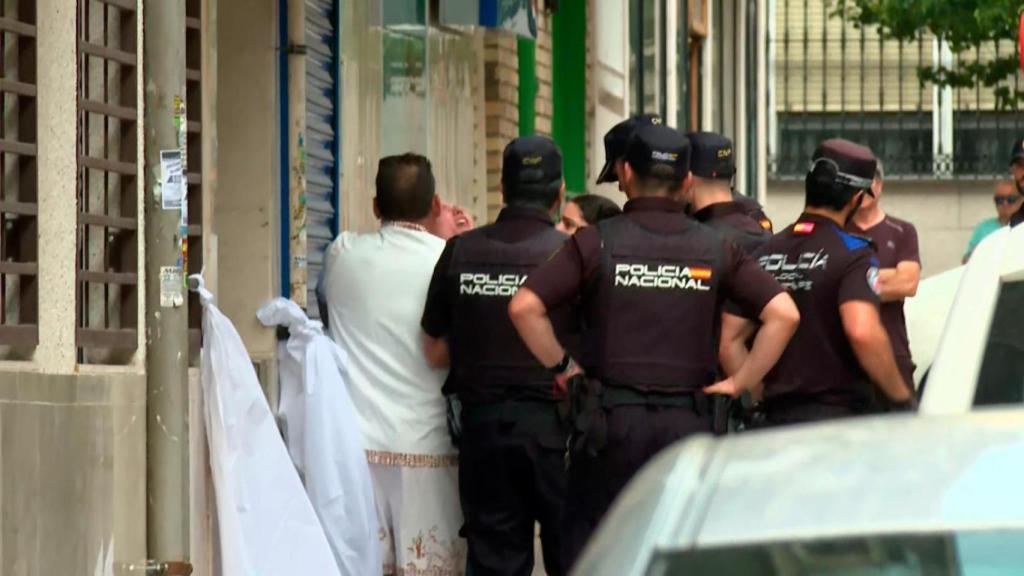 Los familiares de Marisa en la puerta de su casa.