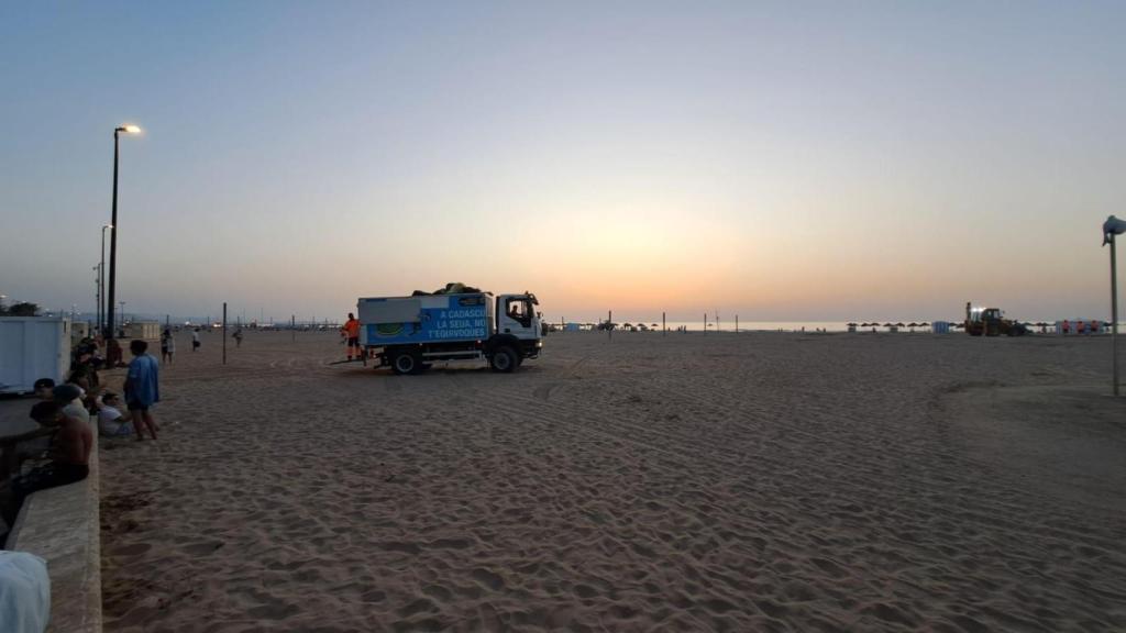 Dispositivo de limpieza en las playas de Valencia por San Juan. EE