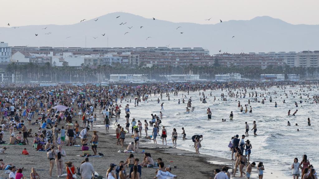 Ambiente de la playa de la Malvarrosa en Valencia durante la celebración de la noche de San Juan. Efe / Ana Escobar