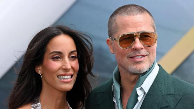 Inés de Ramón y Brad Pitt, el 23 de junio de 2025 en Londres.