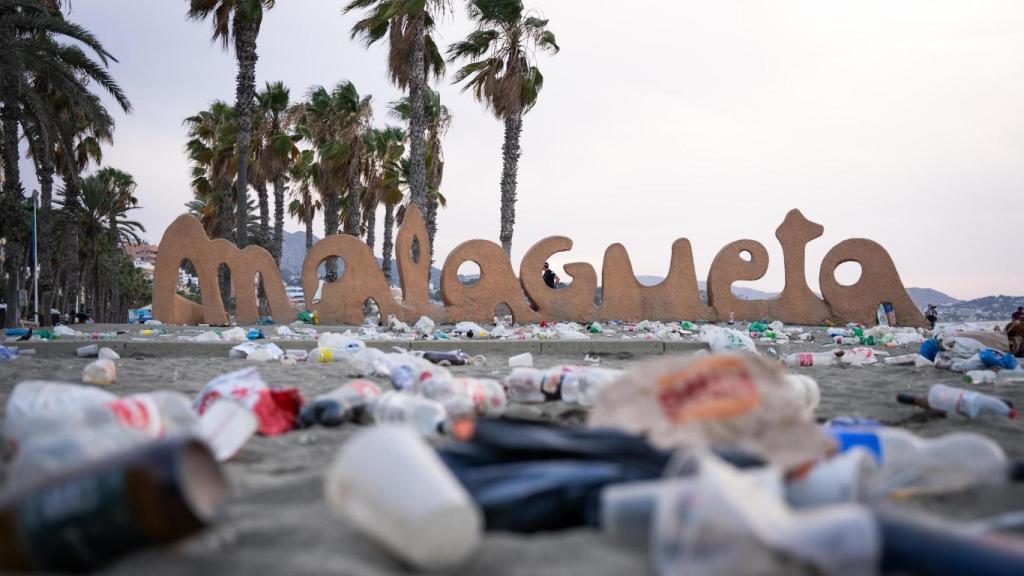 Basura acumulada en la playa de La Malagueta.