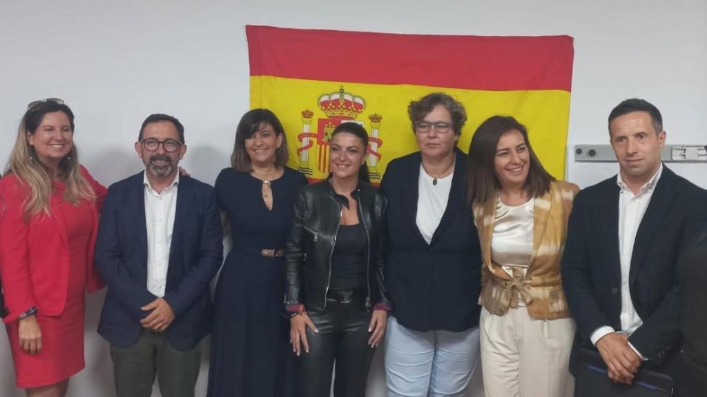 La vicepresidenta y el presidente de Avanza en Libertad Castilla y León, los procuradores Ana Rosa Hernando y Javier Teira, junto a otros dirigentes de la asociación y la exdiputada de Vox Macarena Olona, en un acto en Oviedo